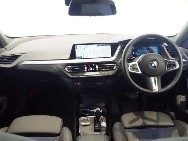 ＢＭＷ １１８ｉ Mスポーツ 岐阜県 2019(令1)年 3.4万km アルピンホワイトⅢ ドライビングアシスト/　レーンディパーチャーウォーニング/　レーンチェンジウォーニング/　前車接近警告機能/　衝突回避、被害軽減ブレーキ/　後車衝突警告機能/　クロストラフィックウォーニング（リヤ）/　トラフィックサインアシスト/アクティブクルーズコントロール（ストップ&ゴー機能付）/パーキングアシスト/　パークディスタンスコントロール/（フロント&リヤ、ビジュアル表示機能付）/　パーキングアシスト/　リヤビューカメラ（予想進路表示機能付）/　リバースアシスト/BMWライブコックピット/HDDナビゲーションシステム/VICS 3メディア対応/コンフォートパッケージ/オートマチックテールゲート/コンフォートアクセス/リヤガラスフィルム施工/純正ドライブレコーダー/ITSスポット対応DSRC車載器