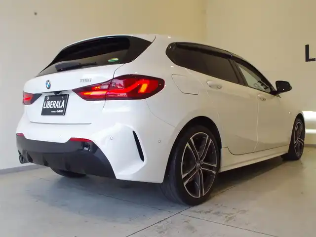 ＢＭＷ １１８ｉ Mスポーツ 岐阜県 2019(令1)年 3.4万km アルピンホワイトⅢ ドライビングアシスト/　レーンディパーチャーウォーニング/　レーンチェンジウォーニング/　前車接近警告機能/　衝突回避、被害軽減ブレーキ/　後車衝突警告機能/　クロストラフィックウォーニング（リヤ）/　トラフィックサインアシスト/アクティブクルーズコントロール（ストップ&ゴー機能付）/パーキングアシスト/　パークディスタンスコントロール/（フロント&リヤ、ビジュアル表示機能付）/　パーキングアシスト/　リヤビューカメラ（予想進路表示機能付）/　リバースアシスト/BMWライブコックピット/HDDナビゲーションシステム/VICS 3メディア対応/コンフォートパッケージ/オートマチックテールゲート/コンフォートアクセス/リヤガラスフィルム施工/純正ドライブレコーダー/ITSスポット対応DSRC車載器
