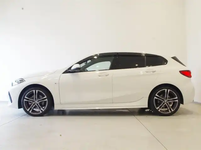ＢＭＷ １１８ｉ Mスポーツ 岐阜県 2019(令1)年 3.4万km アルピンホワイトⅢ ドライビングアシスト/　レーンディパーチャーウォーニング/　レーンチェンジウォーニング/　前車接近警告機能/　衝突回避、被害軽減ブレーキ/　後車衝突警告機能/　クロストラフィックウォーニング（リヤ）/　トラフィックサインアシスト/アクティブクルーズコントロール（ストップ&ゴー機能付）/パーキングアシスト/　パークディスタンスコントロール/（フロント&リヤ、ビジュアル表示機能付）/　パーキングアシスト/　リヤビューカメラ（予想進路表示機能付）/　リバースアシスト/BMWライブコックピット/HDDナビゲーションシステム/VICS 3メディア対応/コンフォートパッケージ/オートマチックテールゲート/コンフォートアクセス/リヤガラスフィルム施工/純正ドライブレコーダー/ITSスポット対応DSRC車載器