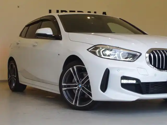 ＢＭＷ １１８ｉ Mスポーツ 岐阜県 2019(令1)年 3.4万km アルピンホワイトⅢ ドライビングアシスト/　レーンディパーチャーウォーニング/　レーンチェンジウォーニング/　前車接近警告機能/　衝突回避、被害軽減ブレーキ/　後車衝突警告機能/　クロストラフィックウォーニング（リヤ）/　トラフィックサインアシスト/アクティブクルーズコントロール（ストップ&ゴー機能付）/パーキングアシスト/　パークディスタンスコントロール/（フロント&リヤ、ビジュアル表示機能付）/　パーキングアシスト/　リヤビューカメラ（予想進路表示機能付）/　リバースアシスト/BMWライブコックピット/HDDナビゲーションシステム/VICS 3メディア対応/コンフォートパッケージ/オートマチックテールゲート/コンフォートアクセス/リヤガラスフィルム施工/純正ドライブレコーダー/ITSスポット対応DSRC車載器
