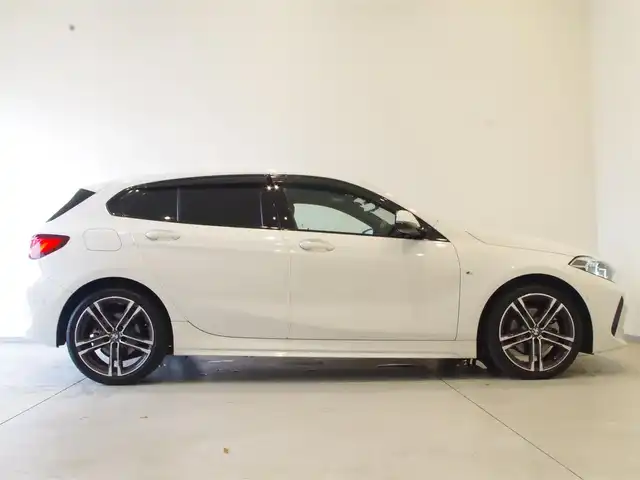 ＢＭＷ １１８ｉ Mスポーツ 岐阜県 2019(令1)年 3.4万km アルピンホワイトⅢ ドライビングアシスト/　レーンディパーチャーウォーニング/　レーンチェンジウォーニング/　前車接近警告機能/　衝突回避、被害軽減ブレーキ/　後車衝突警告機能/　クロストラフィックウォーニング（リヤ）/　トラフィックサインアシスト/アクティブクルーズコントロール（ストップ&ゴー機能付）/パーキングアシスト/　パークディスタンスコントロール/（フロント&リヤ、ビジュアル表示機能付）/　パーキングアシスト/　リヤビューカメラ（予想進路表示機能付）/　リバースアシスト/BMWライブコックピット/HDDナビゲーションシステム/VICS 3メディア対応/コンフォートパッケージ/オートマチックテールゲート/コンフォートアクセス/リヤガラスフィルム施工/純正ドライブレコーダー/ITSスポット対応DSRC車載器