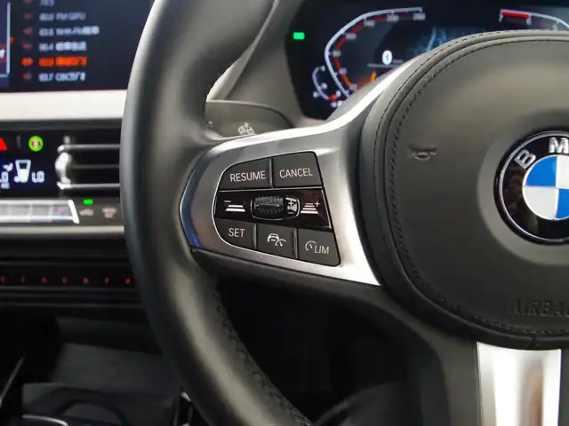 ＢＭＷ １１８ｉ Mスポーツ 岐阜県 2019(令1)年 3.4万km アルピンホワイトⅢ ドライビングアシスト/　レーンディパーチャーウォーニング/　レーンチェンジウォーニング/　前車接近警告機能/　衝突回避、被害軽減ブレーキ/　後車衝突警告機能/　クロストラフィックウォーニング（リヤ）/　トラフィックサインアシスト/アクティブクルーズコントロール（ストップ&ゴー機能付）/パーキングアシスト/　パークディスタンスコントロール/（フロント&リヤ、ビジュアル表示機能付）/　パーキングアシスト/　リヤビューカメラ（予想進路表示機能付）/　リバースアシスト/BMWライブコックピット/HDDナビゲーションシステム/VICS 3メディア対応/コンフォートパッケージ/オートマチックテールゲート/コンフォートアクセス/リヤガラスフィルム施工/純正ドライブレコーダー/ITSスポット対応DSRC車載器