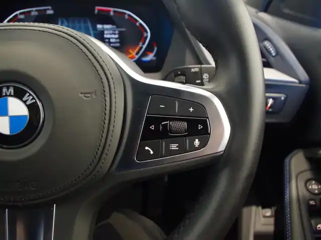 ＢＭＷ １１８ｉ Mスポーツ 岐阜県 2019(令1)年 3.4万km アルピンホワイトⅢ ドライビングアシスト/　レーンディパーチャーウォーニング/　レーンチェンジウォーニング/　前車接近警告機能/　衝突回避、被害軽減ブレーキ/　後車衝突警告機能/　クロストラフィックウォーニング（リヤ）/　トラフィックサインアシスト/アクティブクルーズコントロール（ストップ&ゴー機能付）/パーキングアシスト/　パークディスタンスコントロール/（フロント&リヤ、ビジュアル表示機能付）/　パーキングアシスト/　リヤビューカメラ（予想進路表示機能付）/　リバースアシスト/BMWライブコックピット/HDDナビゲーションシステム/VICS 3メディア対応/コンフォートパッケージ/オートマチックテールゲート/コンフォートアクセス/リヤガラスフィルム施工/純正ドライブレコーダー/ITSスポット対応DSRC車載器