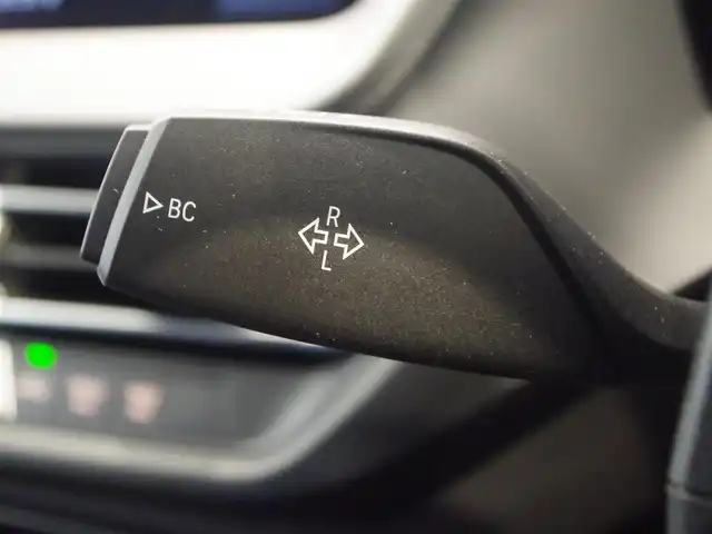 ＢＭＷ １１８ｉ Mスポーツ 岐阜県 2019(令1)年 3.4万km アルピンホワイトⅢ ドライビングアシスト/　レーンディパーチャーウォーニング/　レーンチェンジウォーニング/　前車接近警告機能/　衝突回避、被害軽減ブレーキ/　後車衝突警告機能/　クロストラフィックウォーニング（リヤ）/　トラフィックサインアシスト/アクティブクルーズコントロール（ストップ&ゴー機能付）/パーキングアシスト/　パークディスタンスコントロール/（フロント&リヤ、ビジュアル表示機能付）/　パーキングアシスト/　リヤビューカメラ（予想進路表示機能付）/　リバースアシスト/BMWライブコックピット/HDDナビゲーションシステム/VICS 3メディア対応/コンフォートパッケージ/オートマチックテールゲート/コンフォートアクセス/リヤガラスフィルム施工/純正ドライブレコーダー/ITSスポット対応DSRC車載器