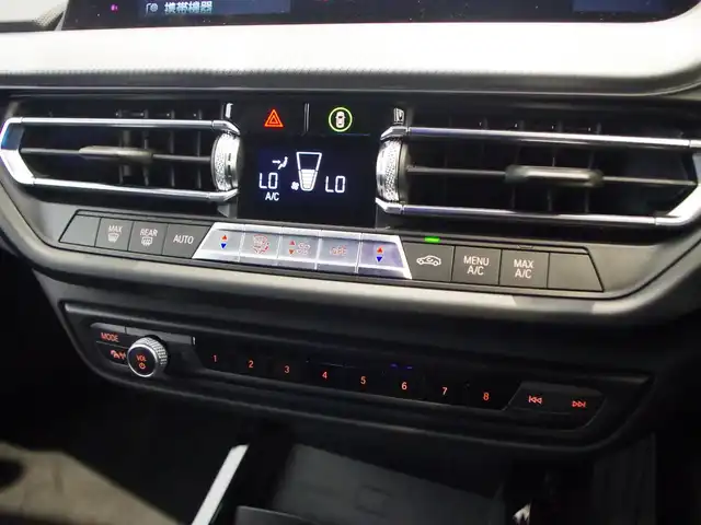 ＢＭＷ １１８ｉ Mスポーツ 岐阜県 2019(令1)年 3.4万km アルピンホワイトⅢ ドライビングアシスト/　レーンディパーチャーウォーニング/　レーンチェンジウォーニング/　前車接近警告機能/　衝突回避、被害軽減ブレーキ/　後車衝突警告機能/　クロストラフィックウォーニング（リヤ）/　トラフィックサインアシスト/アクティブクルーズコントロール（ストップ&ゴー機能付）/パーキングアシスト/　パークディスタンスコントロール/（フロント&リヤ、ビジュアル表示機能付）/　パーキングアシスト/　リヤビューカメラ（予想進路表示機能付）/　リバースアシスト/BMWライブコックピット/HDDナビゲーションシステム/VICS 3メディア対応/コンフォートパッケージ/オートマチックテールゲート/コンフォートアクセス/リヤガラスフィルム施工/純正ドライブレコーダー/ITSスポット対応DSRC車載器