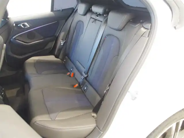 ＢＭＷ １１８ｉ Mスポーツ 岐阜県 2019(令1)年 3.4万km アルピンホワイトⅢ ドライビングアシスト/　レーンディパーチャーウォーニング/　レーンチェンジウォーニング/　前車接近警告機能/　衝突回避、被害軽減ブレーキ/　後車衝突警告機能/　クロストラフィックウォーニング（リヤ）/　トラフィックサインアシスト/アクティブクルーズコントロール（ストップ&ゴー機能付）/パーキングアシスト/　パークディスタンスコントロール/（フロント&リヤ、ビジュアル表示機能付）/　パーキングアシスト/　リヤビューカメラ（予想進路表示機能付）/　リバースアシスト/BMWライブコックピット/HDDナビゲーションシステム/VICS 3メディア対応/コンフォートパッケージ/オートマチックテールゲート/コンフォートアクセス/リヤガラスフィルム施工/純正ドライブレコーダー/ITSスポット対応DSRC車載器