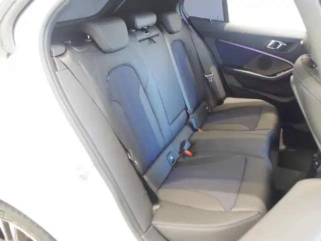 ＢＭＷ １１８ｉ Mスポーツ 岐阜県 2019(令1)年 3.4万km アルピンホワイトⅢ ドライビングアシスト/　レーンディパーチャーウォーニング/　レーンチェンジウォーニング/　前車接近警告機能/　衝突回避、被害軽減ブレーキ/　後車衝突警告機能/　クロストラフィックウォーニング（リヤ）/　トラフィックサインアシスト/アクティブクルーズコントロール（ストップ&ゴー機能付）/パーキングアシスト/　パークディスタンスコントロール/（フロント&リヤ、ビジュアル表示機能付）/　パーキングアシスト/　リヤビューカメラ（予想進路表示機能付）/　リバースアシスト/BMWライブコックピット/HDDナビゲーションシステム/VICS 3メディア対応/コンフォートパッケージ/オートマチックテールゲート/コンフォートアクセス/リヤガラスフィルム施工/純正ドライブレコーダー/ITSスポット対応DSRC車載器