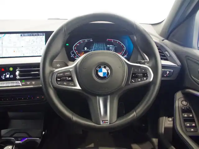 ＢＭＷ １１８ｉ Mスポーツ 岐阜県 2019(令1)年 3.4万km アルピンホワイトⅢ ドライビングアシスト/　レーンディパーチャーウォーニング/　レーンチェンジウォーニング/　前車接近警告機能/　衝突回避、被害軽減ブレーキ/　後車衝突警告機能/　クロストラフィックウォーニング（リヤ）/　トラフィックサインアシスト/アクティブクルーズコントロール（ストップ&ゴー機能付）/パーキングアシスト/　パークディスタンスコントロール/（フロント&リヤ、ビジュアル表示機能付）/　パーキングアシスト/　リヤビューカメラ（予想進路表示機能付）/　リバースアシスト/BMWライブコックピット/HDDナビゲーションシステム/VICS 3メディア対応/コンフォートパッケージ/オートマチックテールゲート/コンフォートアクセス/リヤガラスフィルム施工/純正ドライブレコーダー/ITSスポット対応DSRC車載器