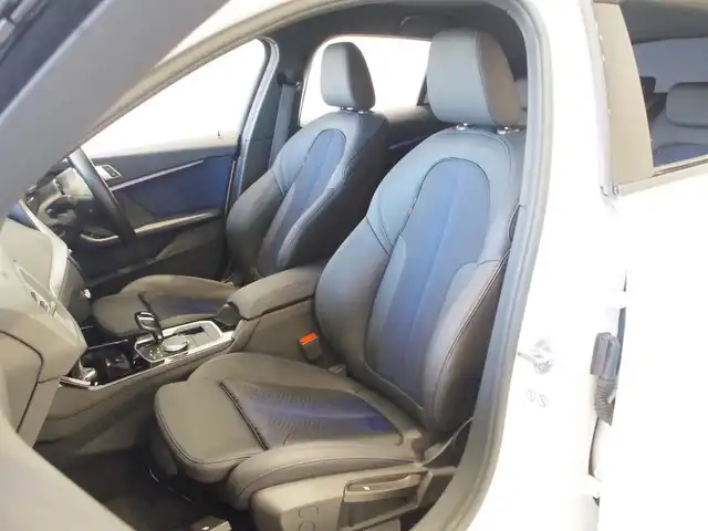 ＢＭＷ １１８ｉ Mスポーツ 岐阜県 2019(令1)年 3.4万km アルピンホワイトⅢ ドライビングアシスト/　レーンディパーチャーウォーニング/　レーンチェンジウォーニング/　前車接近警告機能/　衝突回避、被害軽減ブレーキ/　後車衝突警告機能/　クロストラフィックウォーニング（リヤ）/　トラフィックサインアシスト/アクティブクルーズコントロール（ストップ&ゴー機能付）/パーキングアシスト/　パークディスタンスコントロール/（フロント&リヤ、ビジュアル表示機能付）/　パーキングアシスト/　リヤビューカメラ（予想進路表示機能付）/　リバースアシスト/BMWライブコックピット/HDDナビゲーションシステム/VICS 3メディア対応/コンフォートパッケージ/オートマチックテールゲート/コンフォートアクセス/リヤガラスフィルム施工/純正ドライブレコーダー/ITSスポット対応DSRC車載器