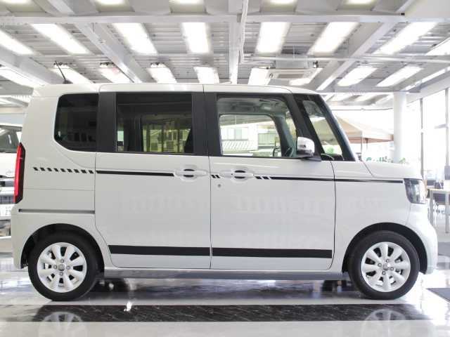 ホンダ Ｎ ＢＯＸ 千葉県 2023(令5)年 1.5万km プラチナホワイトパール ワンオーナー/ボンネットフードデカール/サイドデカール/社外14インチアルミホイール/GATHERS Apple CarPlay対応ディスプレイオーディオ/リヤワイドカメラカメラ/HONDA SENSING/アダプティブクルーズコントロール/マルチインフォメーションディスプレイ/アイドリングストップ/ソナーセンサー/電動パーキングブレーキ/左側パワースライドドア/LEDヘッドライト/リヤドアロールシェード/取扱説明書/保証書/スペアスマートキー