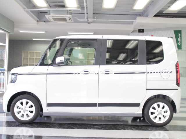 ホンダ Ｎ ＢＯＸ 千葉県 2023(令5)年 1.5万km プラチナホワイトパール ワンオーナー/ボンネットフードデカール/サイドデカール/社外14インチアルミホイール/GATHERS Apple CarPlay対応ディスプレイオーディオ/リヤワイドカメラカメラ/HONDA SENSING/アダプティブクルーズコントロール/マルチインフォメーションディスプレイ/アイドリングストップ/ソナーセンサー/電動パーキングブレーキ/左側パワースライドドア/LEDヘッドライト/リヤドアロールシェード/取扱説明書/保証書/スペアスマートキー