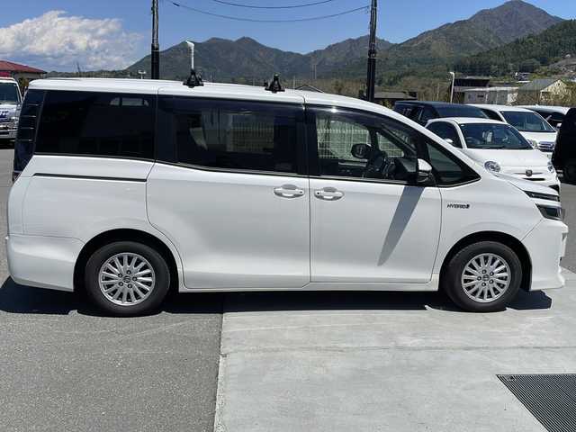 トヨタ ヴォクシー ハイブリッド V 山梨県 2017(平29)年 8万km ホワイトパールクリスタルシャイン