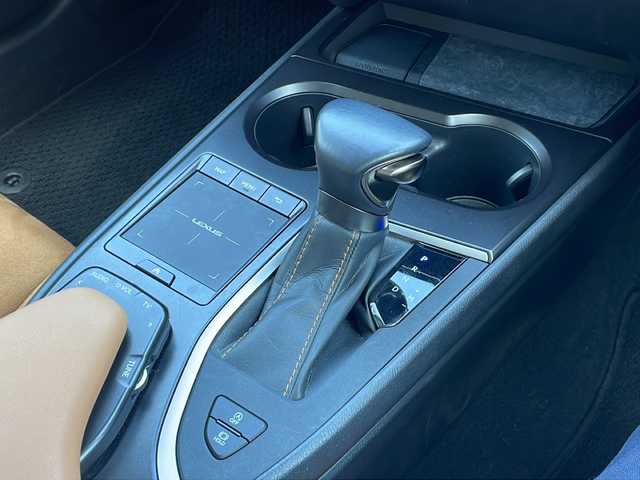 レクサス ＵＸ 200 東京都 2022(令4)年 0.9万km ブラック ワンオーナー/サンルーフ/純正メモリーナビ/フルセグテレビ/バックカメラ/アダプティブクルーズコントロール/レーンキープアシスト/オートマチックハイビーム/LEDヘッドライト/純正アルミホイール/ETC2.0/USB入力端子