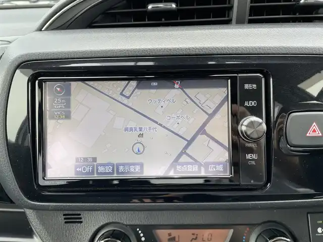 トヨタ ヴィッツ ハイブリッド U 福岡県 2018(平30)年 2万km ホワイトパールクリスタルシャイン 純正メモリナビ/(フルセグTV/CD/DVD/BT/FM/AM)/バックカメラ/衝突被害軽減システム/車線逸脱警報/クルーズコントロール/横滑り防止装置/ビルトインETC/ドライブレコーダー/アイドリングストップ/オートライト/ウィンカーミラー/電動格納ミラー/シートヒーター/シートリフター/プッシュスタート/スマートキー/フロアマット/ドアバイザー/スペアキー/取扱説明書/保証書