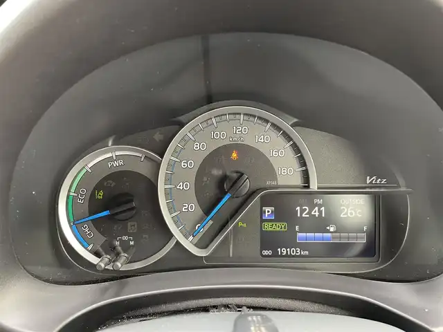 トヨタ ヴィッツ ハイブリッド U 福岡県 2018(平30)年 2万km ホワイトパールクリスタルシャイン 純正メモリナビ/(フルセグTV/CD/DVD/BT/FM/AM)/バックカメラ/衝突被害軽減システム/車線逸脱警報/クルーズコントロール/横滑り防止装置/ビルトインETC/ドライブレコーダー/アイドリングストップ/オートライト/ウィンカーミラー/電動格納ミラー/シートヒーター/シートリフター/プッシュスタート/スマートキー/フロアマット/ドアバイザー/スペアキー/取扱説明書/保証書