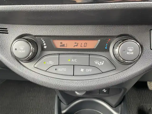 トヨタ ヴィッツ ハイブリッド U 福岡県 2018(平30)年 2万km ホワイトパールクリスタルシャイン 純正メモリナビ/(フルセグTV/CD/DVD/BT/FM/AM)/バックカメラ/衝突被害軽減システム/車線逸脱警報/クルーズコントロール/横滑り防止装置/ビルトインETC/ドライブレコーダー/アイドリングストップ/オートライト/ウィンカーミラー/電動格納ミラー/シートヒーター/シートリフター/プッシュスタート/スマートキー/フロアマット/ドアバイザー/スペアキー/取扱説明書/保証書