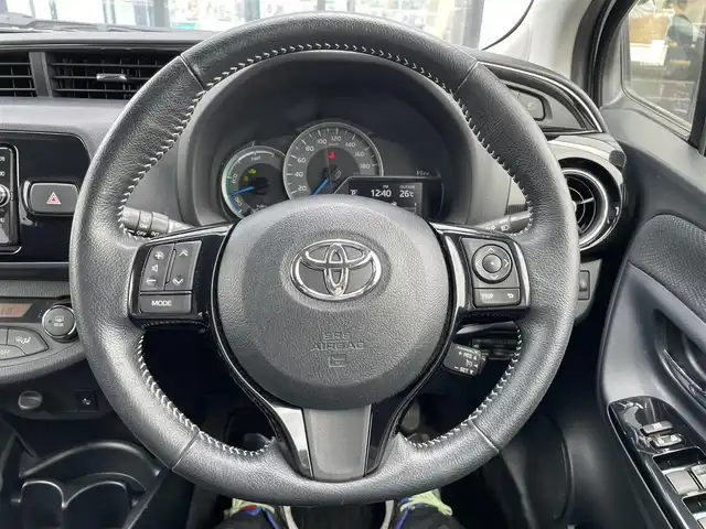 トヨタ ヴィッツ ハイブリッド U 福岡県 2018(平30)年 2万km ホワイトパールクリスタルシャイン 純正メモリナビ/(フルセグTV/CD/DVD/BT/FM/AM)/バックカメラ/衝突被害軽減システム/車線逸脱警報/クルーズコントロール/横滑り防止装置/ビルトインETC/ドライブレコーダー/アイドリングストップ/オートライト/ウィンカーミラー/電動格納ミラー/シートヒーター/シートリフター/プッシュスタート/スマートキー/フロアマット/ドアバイザー/スペアキー/取扱説明書/保証書