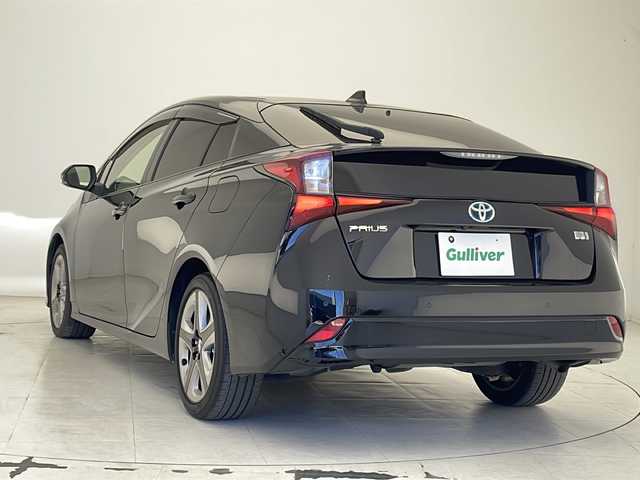 トヨタ プリウス Sツーリングセレクション 沖縄県 2022(令4)年 4.5万km アティチュードブラックマイカ 純正ナビ/   （フルセグTV/Bluetooth/USB）/バックモニター/ＥＴＣ/コーナーセンサー/前席シートヒーター/レザーシート/ステアリングスイッチ/100V電源/トヨタセーフティセンス/・衝突被害軽減ブレーキ (プリクラッシュセーフティ)																									/・ハンドル操作サポート (レーントレーシングアシスト)																									/・追従ドライブ支援機能 (レーダークルーズコントロール)																									/・車線はみ出しアラート (レーンディパーチャーアラート)																									/・自動ハイビーム (オートマチックハイビーム)																									/純正17インチアルミホイール/純正フロアマット/プッシュスタート/スマートキー/ＬＥＤライト/オートライト