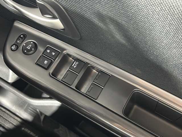 ホンダ フリード＋ ハイブリット G 沖縄県 2018(平30)年 5.4万km ホワイトオーキッドパール 禁煙車/車いす仕様車/電動ウインチ/社外7型ナビ【DPV-7000】/　フルセグ Bluetooth DVD再生　CD　SD/社外10.1インチフリップダウンモニター/ホンダセンシング/　●衝突軽減ブレーキ〈CMBS〉/　●誤発進抑制機能/　●ACC〈アダプティブ・クルーズ・コントロール〉/　●LKAS〈車線維持支援システム〉/　●歩行者事故低減ステアリング/　●路外逸脱抑制機能●先行車発進お知らせ機能/　●標識認識機能/両側パワースライドドア/360°ドライブレコーダー/コーナーセンサー/ステアリングリモコン/バックカメラ/ビルトインETC/シートカバー/純正フロアマット/ドアバイザー