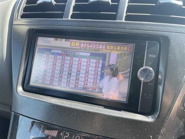 トヨタ プリウス α S チューンブラック 千葉県 2013(平25)年 10.6万km ブラック (株)IDOMが運営する【じしゃロン八千代店】の自社ローン対象車両になります。こちらは現金またはオートローンご利用時の価格です。自社ローンご希望の方は別途その旨お申付け下さい/純正ナビ（NSZT-W62G）/・CD/DVD/・Bluetooth接続/・フルセグTV/ビルトインETC/ステアリングリモコン/LEDヘッドライト/バックカメラ/スタッドレスタイヤ/純正アルミホイール/純正フロアマット/プッシュスタート/スマートキー/ドアバイザー/ウインカーミラー/オートライト