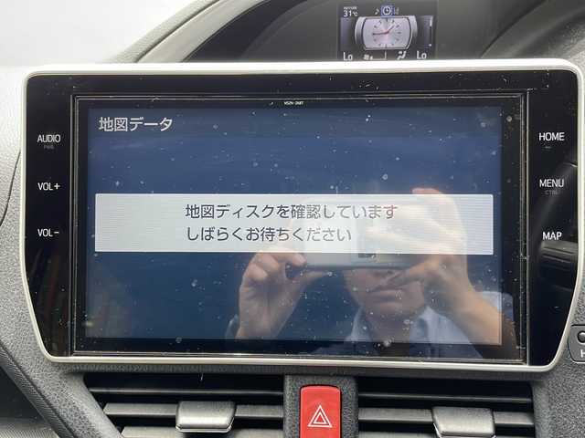 トヨタ ヴォクシー ZS 煌Ⅱ 沖縄県 2019(平31)年 7.7万km ブラッキッシュアゲハガラスフレーク 純正ナビ・TV・Bluetooth・CD・DVD/両側パワースライドドア/バックカメラ/ETC/ドライブレコーダー/コーナーセンサー/オートライト/衝突軽減システム/純正アルミ/フォグランプ/革巻きステアリング/ステアリングスイッチ