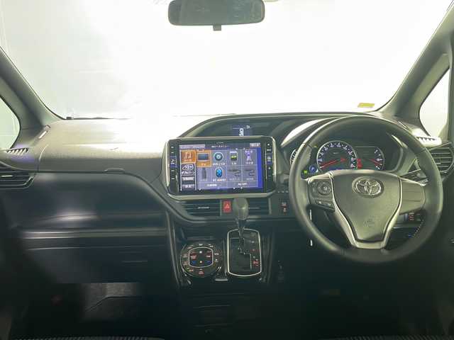 トヨタ ヴォクシー ZS 煌Ⅱ 沖縄県 2017(平29)年 7.6万km ブラック 県外仕入　/禁煙車　/７人乗り　/アルパイン１１インチナビ　/　フルセグ　Ｂｌｕｅｔｏｏｔｈ　DVD再生　CD/フリップダウンモニター　/両側パワースライドドア　/プリクラッシュセーフティ　/オートマチックハイビーム/車線逸脱警報　/バックカメラ　