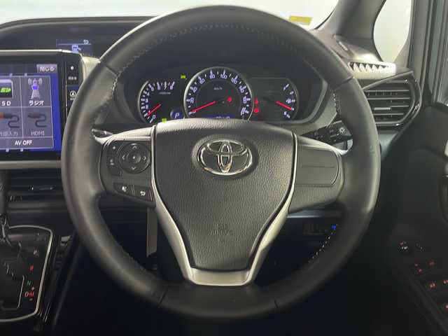 トヨタ ヴォクシー ZS 煌Ⅱ 沖縄県 2017(平29)年 7.6万km ブラック 県外仕入　/禁煙車　/７人乗り　/アルパイン１１インチナビ　/　フルセグ　Ｂｌｕｅｔｏｏｔｈ　DVD再生　CD/フリップダウンモニター　/両側パワースライドドア　/プリクラッシュセーフティ　/オートマチックハイビーム/車線逸脱警報　/バックカメラ　