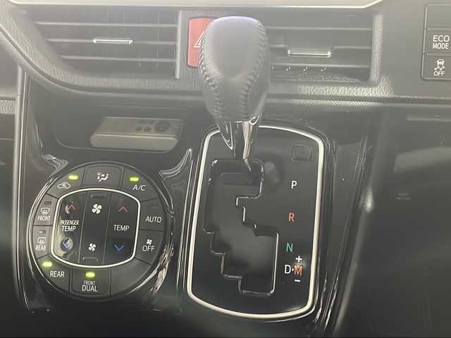 トヨタ ヴォクシー ZS 煌Ⅱ 沖縄県 2017(平29)年 7.6万km ブラック 県外仕入　/禁煙車　/７人乗り　/アルパイン１１インチナビ　/　フルセグ　Ｂｌｕｅｔｏｏｔｈ　DVD再生　CD/フリップダウンモニター　/両側パワースライドドア　/プリクラッシュセーフティ　/オートマチックハイビーム/車線逸脱警報　/バックカメラ　