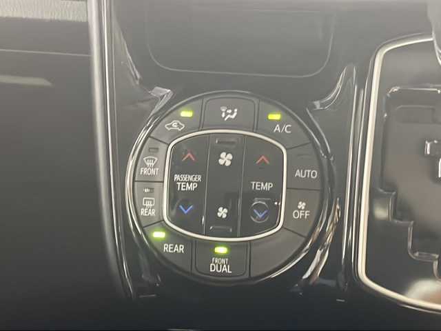 トヨタ ヴォクシー ZS 煌Ⅱ 沖縄県 2017(平29)年 7.6万km ブラック 県外仕入　/禁煙車　/７人乗り　/アルパイン１１インチナビ　/　フルセグ　Ｂｌｕｅｔｏｏｔｈ　DVD再生　CD/フリップダウンモニター　/両側パワースライドドア　/プリクラッシュセーフティ　/オートマチックハイビーム/車線逸脱警報　/バックカメラ　