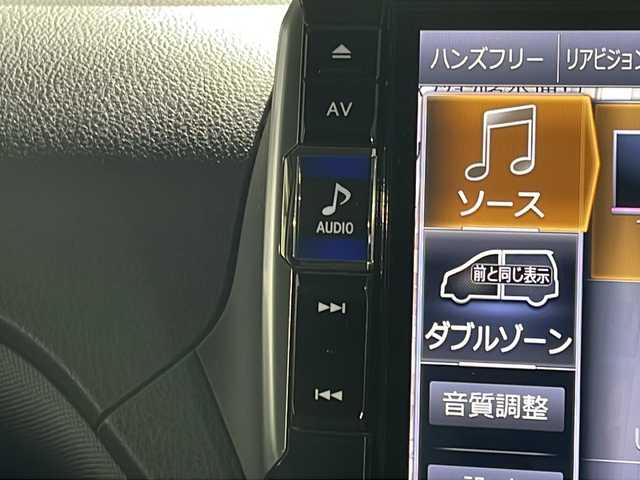 トヨタ ヴォクシー ZS 煌Ⅱ 沖縄県 2017(平29)年 7.6万km ブラック 県外仕入　/禁煙車　/７人乗り　/アルパイン１１インチナビ　/　フルセグ　Ｂｌｕｅｔｏｏｔｈ　DVD再生　CD/フリップダウンモニター　/両側パワースライドドア　/プリクラッシュセーフティ　/オートマチックハイビーム/車線逸脱警報　/バックカメラ　