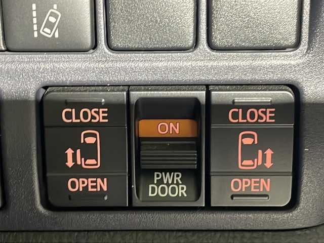 トヨタ ヴォクシー ZS 煌Ⅱ 沖縄県 2017(平29)年 7.6万km ブラック 県外仕入　/禁煙車　/７人乗り　/アルパイン１１インチナビ　/　フルセグ　Ｂｌｕｅｔｏｏｔｈ　DVD再生　CD/フリップダウンモニター　/両側パワースライドドア　/プリクラッシュセーフティ　/オートマチックハイビーム/車線逸脱警報　/バックカメラ　