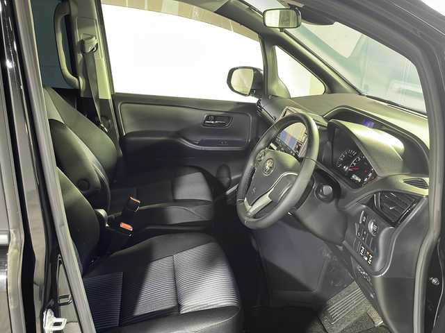 トヨタ ヴォクシー ZS 煌Ⅱ 沖縄県 2017(平29)年 7.6万km ブラック 県外仕入　/禁煙車　/７人乗り　/アルパイン１１インチナビ　/　フルセグ　Ｂｌｕｅｔｏｏｔｈ　DVD再生　CD/フリップダウンモニター　/両側パワースライドドア　/プリクラッシュセーフティ　/オートマチックハイビーム/車線逸脱警報　/バックカメラ　