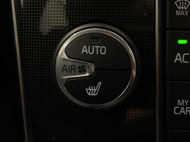 ボルボ Ｖ４０ D4 モメンタム 新潟県 2018(平30)年 5万km オニキスブラックP 衝突警告/ブラインドスポット・インフォメーション・システム/アダプティブ・クルーズ・コントロール/レーン・キーピング・エイド/ブレーキアシスト/アクティブ・ハイビーム/リアビューカメラ/スポーツモード付ESC/HDDナビゲーションシステム/・CD/DVD/TV/BT/ETC/パワーシート/シートヒーター/LEDヘッドライト/パドルシフト