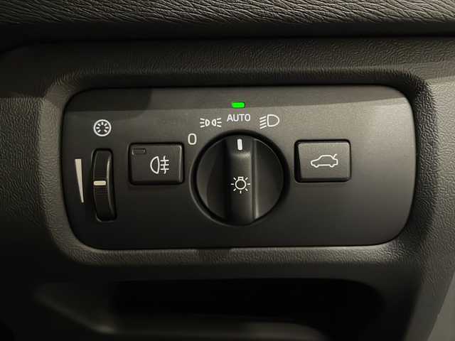 ボルボ Ｖ４０ D4 モメンタム 新潟県 2018(平30)年 5万km オニキスブラックP 衝突警告/ブラインドスポット・インフォメーション・システム/アダプティブ・クルーズ・コントロール/レーン・キーピング・エイド/ブレーキアシスト/アクティブ・ハイビーム/リアビューカメラ/スポーツモード付ESC/HDDナビゲーションシステム/・CD/DVD/TV/BT/ETC/パワーシート/シートヒーター/LEDヘッドライト/パドルシフト