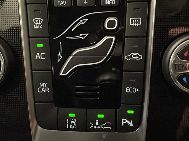 ボルボ Ｖ４０ D4 モメンタム 新潟県 2018(平30)年 5万km オニキスブラックP 衝突警告/ブラインドスポット・インフォメーション・システム/アダプティブ・クルーズ・コントロール/レーン・キーピング・エイド/ブレーキアシスト/アクティブ・ハイビーム/リアビューカメラ/スポーツモード付ESC/HDDナビゲーションシステム/・CD/DVD/TV/BT/ETC/パワーシート/シートヒーター/LEDヘッドライト/パドルシフト