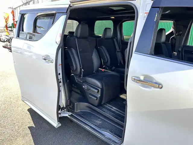 トヨタ アルファード S タイプゴールド 宮城県 2021(令3)年 5.2万km ホワイトパールクリスタルシャイン ツインムーンルーフ/デジタルインナーミラー/＝＝＝/セーフティセンス/・プリクラッシュセーフティ/・レーントレーシングアシスト/・アダプティブハイビームシステム/・全車速追従機能付レーダークルーズコントロール/・ロードサインアシスト/ブラインドスポットモニター/パーキングサポートブレーキ（後方接近車両/前後方静止物）/純正12インチフリップダウンモニター/9インチディスプレイオーディオ/・ナビ機能付/・CD/DVDデッキ/・Bluetooth/バックカメラ/ビルトインETC2.0/ドライブレコーダー/AC100V/100Wアクセサリーコンセント/パワーバックドア/両側パワースライドドア/ハーフレザーシート/ウッドコンビステアリング/ステアリングスイッチ/電動パーキングブレーキ/ブレーキホールド/3眼LEDヘッドランプ/フォグランプ/オートライト/スマートキー＆プッシュスタート/電動格納ミラー/純正18インチAW/フロアマット/ドアバイザー/W/サイド/カーテンエアバッグ
