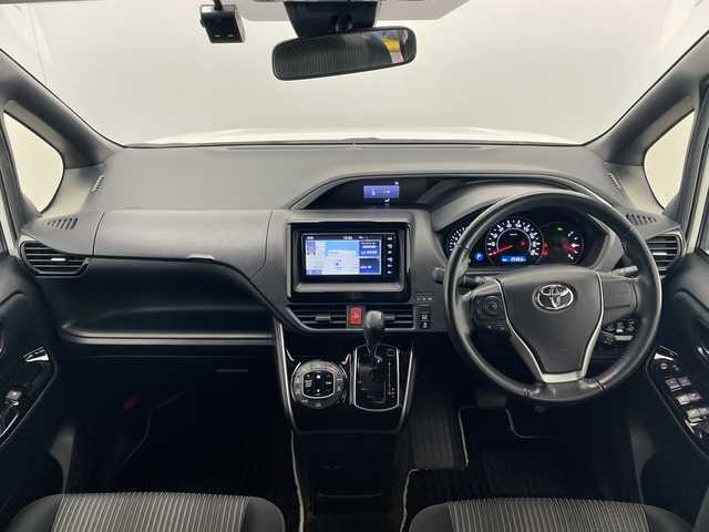 トヨタ ヴォクシー ZS 煌Ⅱ 宮崎県 2019(令1)年 2.6万km ホワイトパールクリスタルシャイン Toyota Safety Sense/〇プリクラシュセーフティ/〇レーンディパーチャーアラート/〇パーキングサポートブレーキ/〇クリアランスソナー/〇オートマチックハイビーム/〇先行車発進告知/純正7インチナビ/フルセグTV/CD/DVD/Bluetooth/両側パワースライドドア/クルーズコントロール/純正ドライブレコーダー/ステアリングリモコン/ビルトインETC/純正16インチAW/スマートキー/アイドリングストップ/純正フロアマット