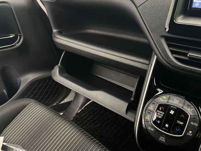 トヨタ ヴォクシー ZS 煌Ⅱ 宮崎県 2019(令1)年 2.6万km ホワイトパールクリスタルシャイン Toyota Safety Sense/〇プリクラシュセーフティ/〇レーンディパーチャーアラート/〇パーキングサポートブレーキ/〇クリアランスソナー/〇オートマチックハイビーム/〇先行車発進告知/純正7インチナビ/フルセグTV/CD/DVD/Bluetooth/両側パワースライドドア/クルーズコントロール/純正ドライブレコーダー/ステアリングリモコン/ビルトインETC/純正16インチAW/スマートキー/アイドリングストップ/純正フロアマット