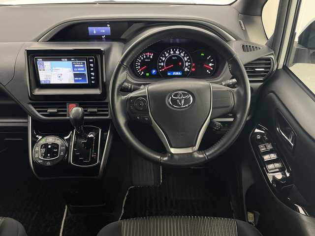 トヨタ ヴォクシー ZS 煌Ⅱ 宮崎県 2019(令1)年 2.6万km ホワイトパールクリスタルシャイン Toyota Safety Sense/〇プリクラシュセーフティ/〇レーンディパーチャーアラート/〇パーキングサポートブレーキ/〇クリアランスソナー/〇オートマチックハイビーム/〇先行車発進告知/純正7インチナビ/フルセグTV/CD/DVD/Bluetooth/両側パワースライドドア/クルーズコントロール/純正ドライブレコーダー/ステアリングリモコン/ビルトインETC/純正16インチAW/スマートキー/アイドリングストップ/純正フロアマット