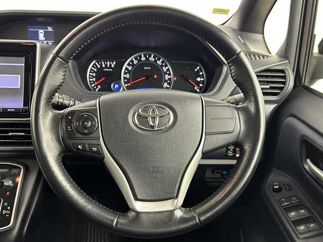 トヨタ ヴォクシー ZS 埼玉県 2014(平26)年 7万km ボルドーマイカメタリック 純正ナビ(NSZT-Y62G)/フルセグ/Bluetooth/CD/DVD/バックカメラ/両側パワースライドドア/ステアリングリモコン/電格ウィンカーミラー/純正フロアマット/LEDヘッドライト/オートライト/純正16インチアルミホイール