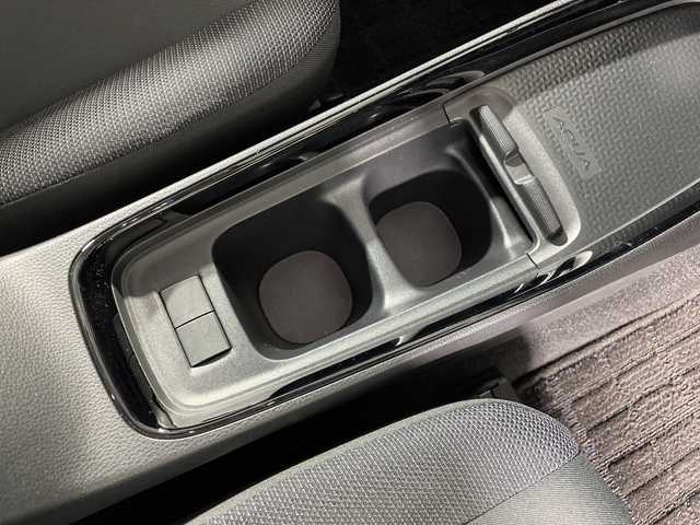トヨタ アクア G 神奈川県 2023(令5)年 0.5万km ダークブルーマイカM トヨタセーフティセンス/純正7型ディスプレイオーディオ/・BT/USB/MiraCast/パノラミックビューモニター/ビルトインETC/前後ドライブレコーダー/スマートキー/スペアキー/プッシュスタートボタン/BSM/オートライト/純正フロアマット
