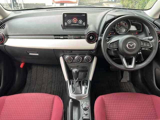 マツダ デミオ XD ノーブルクリムゾン 広島県 2018(平30)年 2.8万km スノーフレイクホワイトパールマイカ 禁煙車/３６０°ビュー・モニター＋フロントパーキングセンサー（センター／コーナー）/アダプティブ・ＬＥＤ・ヘッドライト/スマート・ブレーキ・サポート＆マツダ・レーダー・クルーズ・コントロール/BSM/マツダコネクトナビ/・フルセグ/CD/DVD/Bluetooth/USB/AUX/革巻きステアリング/ステアリングスイッチ/オートライト/パドルシフト/シートヒーター/LEDヘッドライト/スマートキー/プッシュスタート/スペアキー/トノカバー/専用シート（カラー：レッド（千鳥格子））/ETC２．０/ドライブレコーダー配線無しのため動作確認できず/純正フロアマット/純正16インチアルミホイール