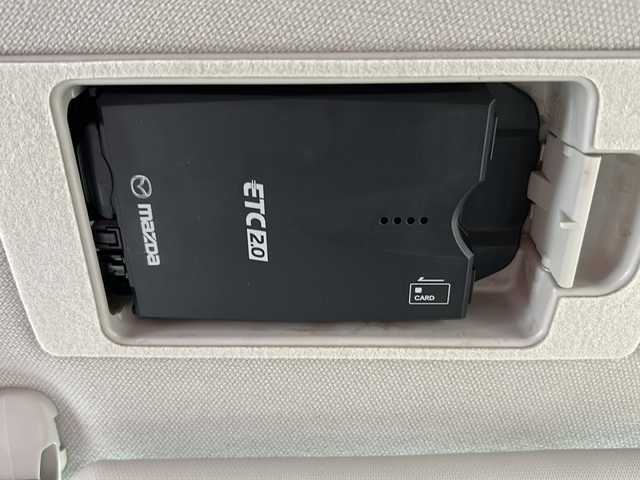 マツダ デミオ XD ノーブルクリムゾン 広島県 2018(平30)年 2.8万km スノーフレイクホワイトパールマイカ 禁煙車/３６０°ビュー・モニター＋フロントパーキングセンサー（センター／コーナー）/アダプティブ・ＬＥＤ・ヘッドライト/スマート・ブレーキ・サポート＆マツダ・レーダー・クルーズ・コントロール/BSM/マツダコネクトナビ/・フルセグ/CD/DVD/Bluetooth/USB/AUX/革巻きステアリング/ステアリングスイッチ/オートライト/パドルシフト/シートヒーター/LEDヘッドライト/スマートキー/プッシュスタート/スペアキー/トノカバー/専用シート（カラー：レッド（千鳥格子））/ETC２．０/ドライブレコーダー配線無しのため動作確認できず/純正フロアマット/純正16インチアルミホイール