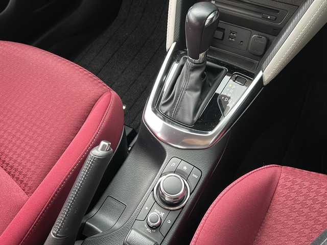 マツダ デミオ XD ノーブルクリムゾン 広島県 2018(平30)年 2.8万km スノーフレイクホワイトパールマイカ 禁煙車/３６０°ビュー・モニター＋フロントパーキングセンサー（センター／コーナー）/アダプティブ・ＬＥＤ・ヘッドライト/スマート・ブレーキ・サポート＆マツダ・レーダー・クルーズ・コントロール/BSM/マツダコネクトナビ/・フルセグ/CD/DVD/Bluetooth/USB/AUX/革巻きステアリング/ステアリングスイッチ/オートライト/パドルシフト/シートヒーター/LEDヘッドライト/スマートキー/プッシュスタート/スペアキー/トノカバー/専用シート（カラー：レッド（千鳥格子））/ETC２．０/ドライブレコーダー配線無しのため動作確認できず/純正フロアマット/純正16インチアルミホイール