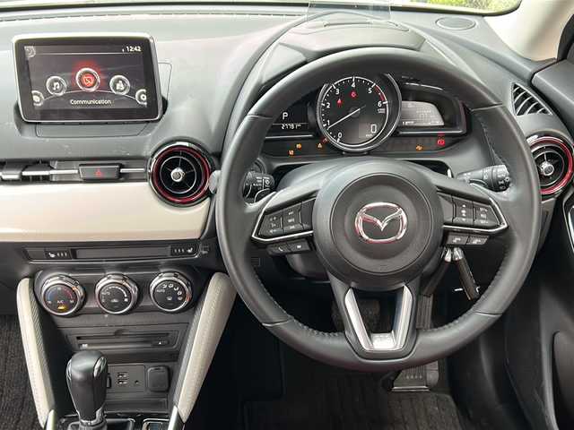 マツダ デミオ XD ノーブルクリムゾン 広島県 2018(平30)年 2.8万km スノーフレイクホワイトパールマイカ 禁煙車/３６０°ビュー・モニター＋フロントパーキングセンサー（センター／コーナー）/アダプティブ・ＬＥＤ・ヘッドライト/スマート・ブレーキ・サポート＆マツダ・レーダー・クルーズ・コントロール/BSM/マツダコネクトナビ/・フルセグ/CD/DVD/Bluetooth/USB/AUX/革巻きステアリング/ステアリングスイッチ/オートライト/パドルシフト/シートヒーター/LEDヘッドライト/スマートキー/プッシュスタート/スペアキー/トノカバー/専用シート（カラー：レッド（千鳥格子））/ETC２．０/ドライブレコーダー配線無しのため動作確認できず/純正フロアマット/純正16インチアルミホイール