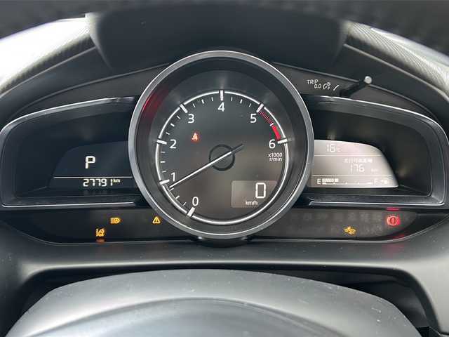 マツダ デミオ XD ノーブルクリムゾン 広島県 2018(平30)年 2.8万km スノーフレイクホワイトパールマイカ 禁煙車/３６０°ビュー・モニター＋フロントパーキングセンサー（センター／コーナー）/アダプティブ・ＬＥＤ・ヘッドライト/スマート・ブレーキ・サポート＆マツダ・レーダー・クルーズ・コントロール/BSM/マツダコネクトナビ/・フルセグ/CD/DVD/Bluetooth/USB/AUX/革巻きステアリング/ステアリングスイッチ/オートライト/パドルシフト/シートヒーター/LEDヘッドライト/スマートキー/プッシュスタート/スペアキー/トノカバー/専用シート（カラー：レッド（千鳥格子））/ETC２．０/ドライブレコーダー配線無しのため動作確認できず/純正フロアマット/純正16インチアルミホイール