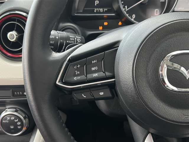 マツダ デミオ XD ノーブルクリムゾン 広島県 2018(平30)年 2.8万km スノーフレイクホワイトパールマイカ 禁煙車/３６０°ビュー・モニター＋フロントパーキングセンサー（センター／コーナー）/アダプティブ・ＬＥＤ・ヘッドライト/スマート・ブレーキ・サポート＆マツダ・レーダー・クルーズ・コントロール/BSM/マツダコネクトナビ/・フルセグ/CD/DVD/Bluetooth/USB/AUX/革巻きステアリング/ステアリングスイッチ/オートライト/パドルシフト/シートヒーター/LEDヘッドライト/スマートキー/プッシュスタート/スペアキー/トノカバー/専用シート（カラー：レッド（千鳥格子））/ETC２．０/ドライブレコーダー配線無しのため動作確認できず/純正フロアマット/純正16インチアルミホイール