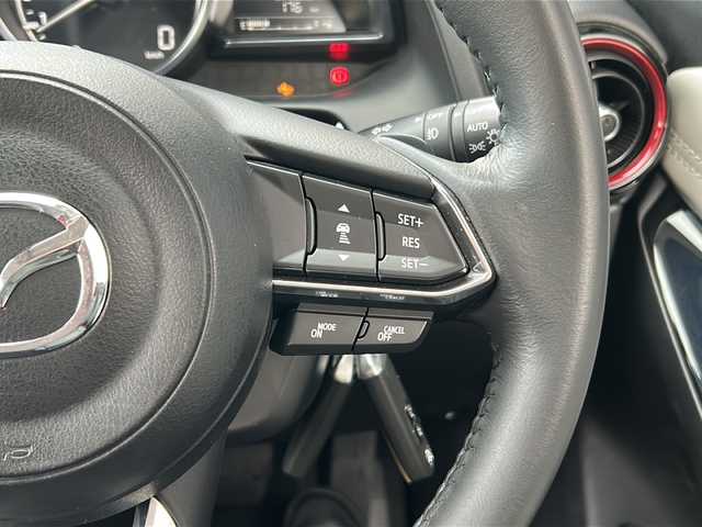 マツダ デミオ XD ノーブルクリムゾン 広島県 2018(平30)年 2.8万km スノーフレイクホワイトパールマイカ 禁煙車/３６０°ビュー・モニター＋フロントパーキングセンサー（センター／コーナー）/アダプティブ・ＬＥＤ・ヘッドライト/スマート・ブレーキ・サポート＆マツダ・レーダー・クルーズ・コントロール/BSM/マツダコネクトナビ/・フルセグ/CD/DVD/Bluetooth/USB/AUX/革巻きステアリング/ステアリングスイッチ/オートライト/パドルシフト/シートヒーター/LEDヘッドライト/スマートキー/プッシュスタート/スペアキー/トノカバー/専用シート（カラー：レッド（千鳥格子））/ETC２．０/ドライブレコーダー配線無しのため動作確認できず/純正フロアマット/純正16インチアルミホイール