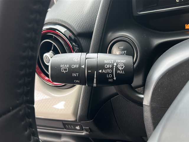 マツダ デミオ XD ノーブルクリムゾン 広島県 2018(平30)年 2.8万km スノーフレイクホワイトパールマイカ 禁煙車/３６０°ビュー・モニター＋フロントパーキングセンサー（センター／コーナー）/アダプティブ・ＬＥＤ・ヘッドライト/スマート・ブレーキ・サポート＆マツダ・レーダー・クルーズ・コントロール/BSM/マツダコネクトナビ/・フルセグ/CD/DVD/Bluetooth/USB/AUX/革巻きステアリング/ステアリングスイッチ/オートライト/パドルシフト/シートヒーター/LEDヘッドライト/スマートキー/プッシュスタート/スペアキー/トノカバー/専用シート（カラー：レッド（千鳥格子））/ETC２．０/ドライブレコーダー配線無しのため動作確認できず/純正フロアマット/純正16インチアルミホイール