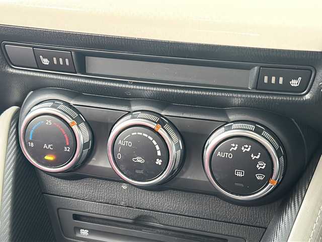 マツダ デミオ XD ノーブルクリムゾン 広島県 2018(平30)年 2.8万km スノーフレイクホワイトパールマイカ 禁煙車/３６０°ビュー・モニター＋フロントパーキングセンサー（センター／コーナー）/アダプティブ・ＬＥＤ・ヘッドライト/スマート・ブレーキ・サポート＆マツダ・レーダー・クルーズ・コントロール/BSM/マツダコネクトナビ/・フルセグ/CD/DVD/Bluetooth/USB/AUX/革巻きステアリング/ステアリングスイッチ/オートライト/パドルシフト/シートヒーター/LEDヘッドライト/スマートキー/プッシュスタート/スペアキー/トノカバー/専用シート（カラー：レッド（千鳥格子））/ETC２．０/ドライブレコーダー配線無しのため動作確認できず/純正フロアマット/純正16インチアルミホイール